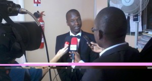 Mamoudou Gueye repondant aux questions des jounalistes de RFI et de WADR(West Africa Democracy Radio)