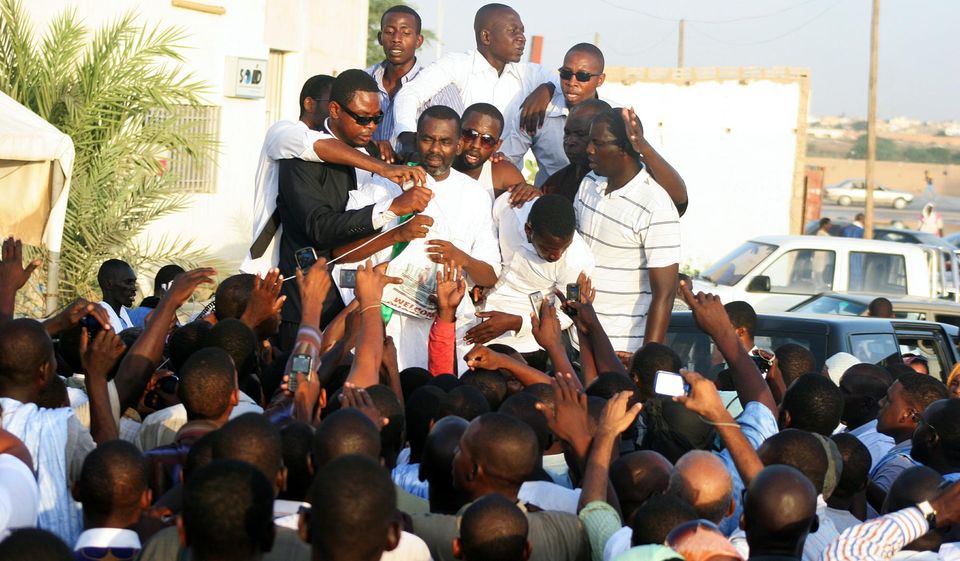 Des membres de l'ONG anti-esclavagisme dont son président, Birame Ould Abeid (au centre), à Nouakchott, en Mauritanie, en 2012